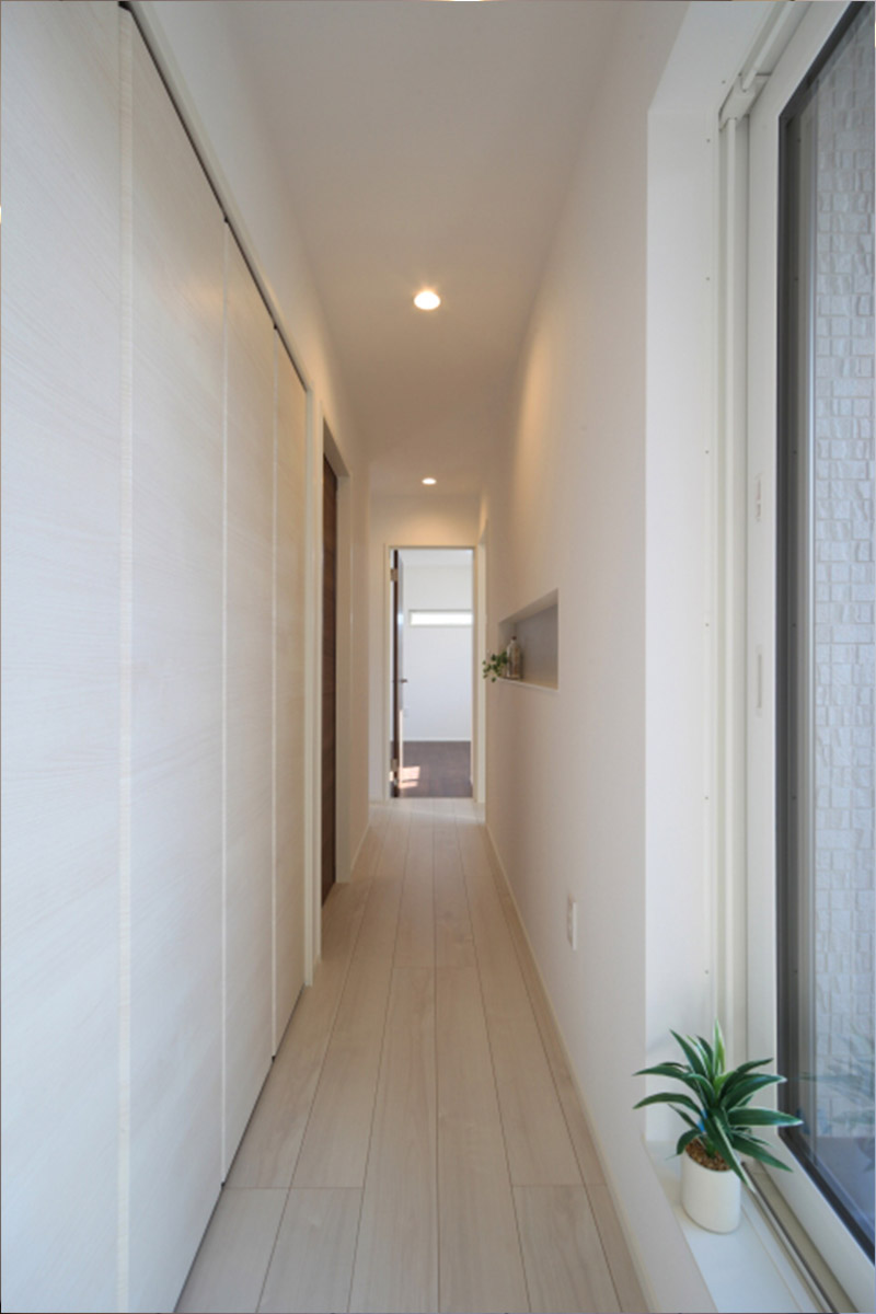 廊下のインテリアにアート絵画を壁掛けで飾るおしゃれな方法