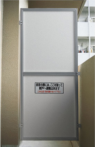 横浜市戸塚区でバルコニー隔て板の交換ケイカル板の作業実績