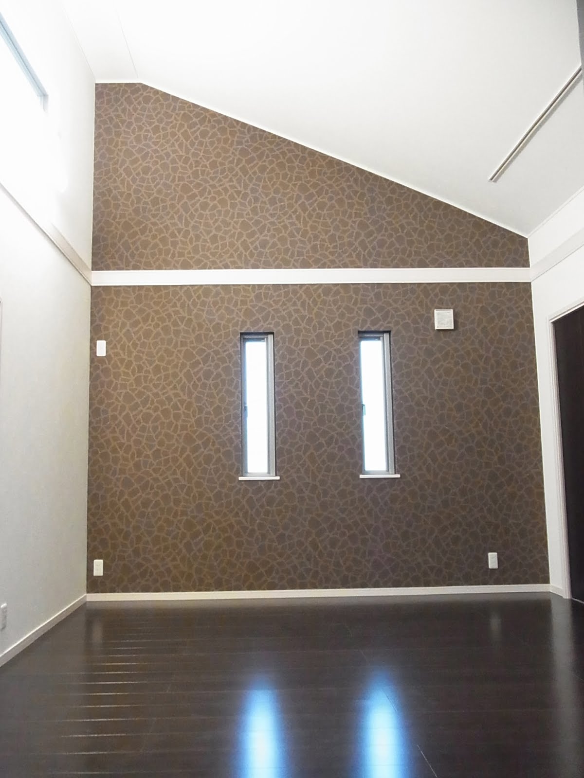 大判タイル柄の壁紙で作るおしゃれな空間