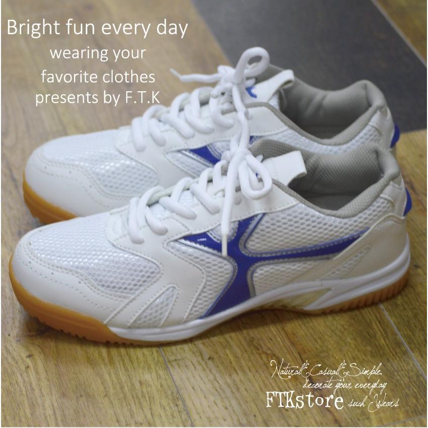 部屋の壁に吊るしたランニングシューズの写真素材81536000- PIXTA