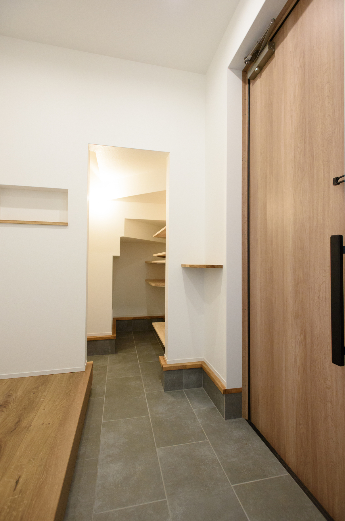 奥行きのある玄関ホールと光こぼれる階段 - テラジマアーキテクツ