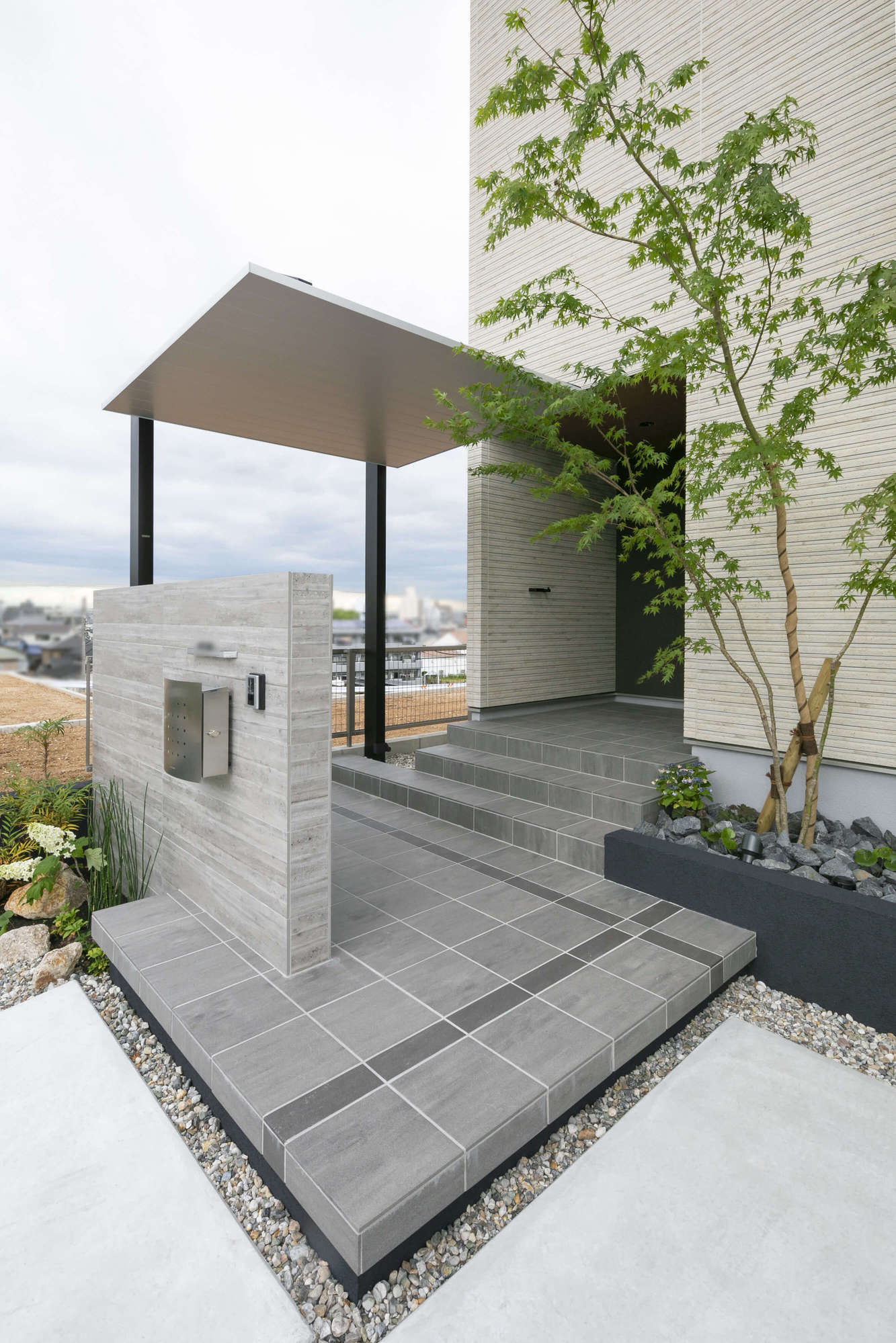 玄関前を和風モダンなコーナーで一新 – 若田緑地建設