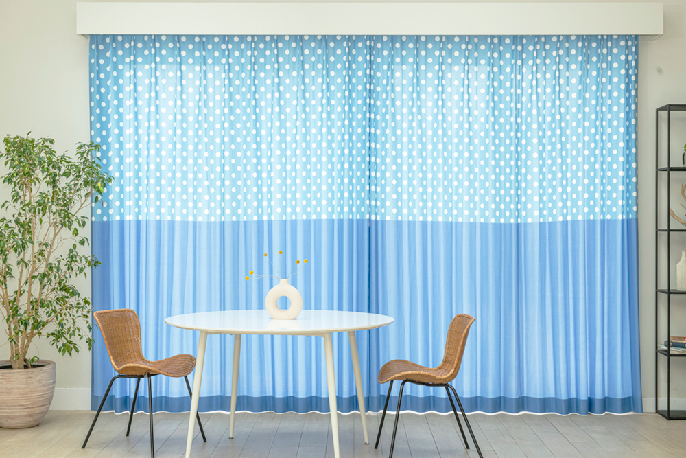 ブルーの壁紙の子供部屋カーテン