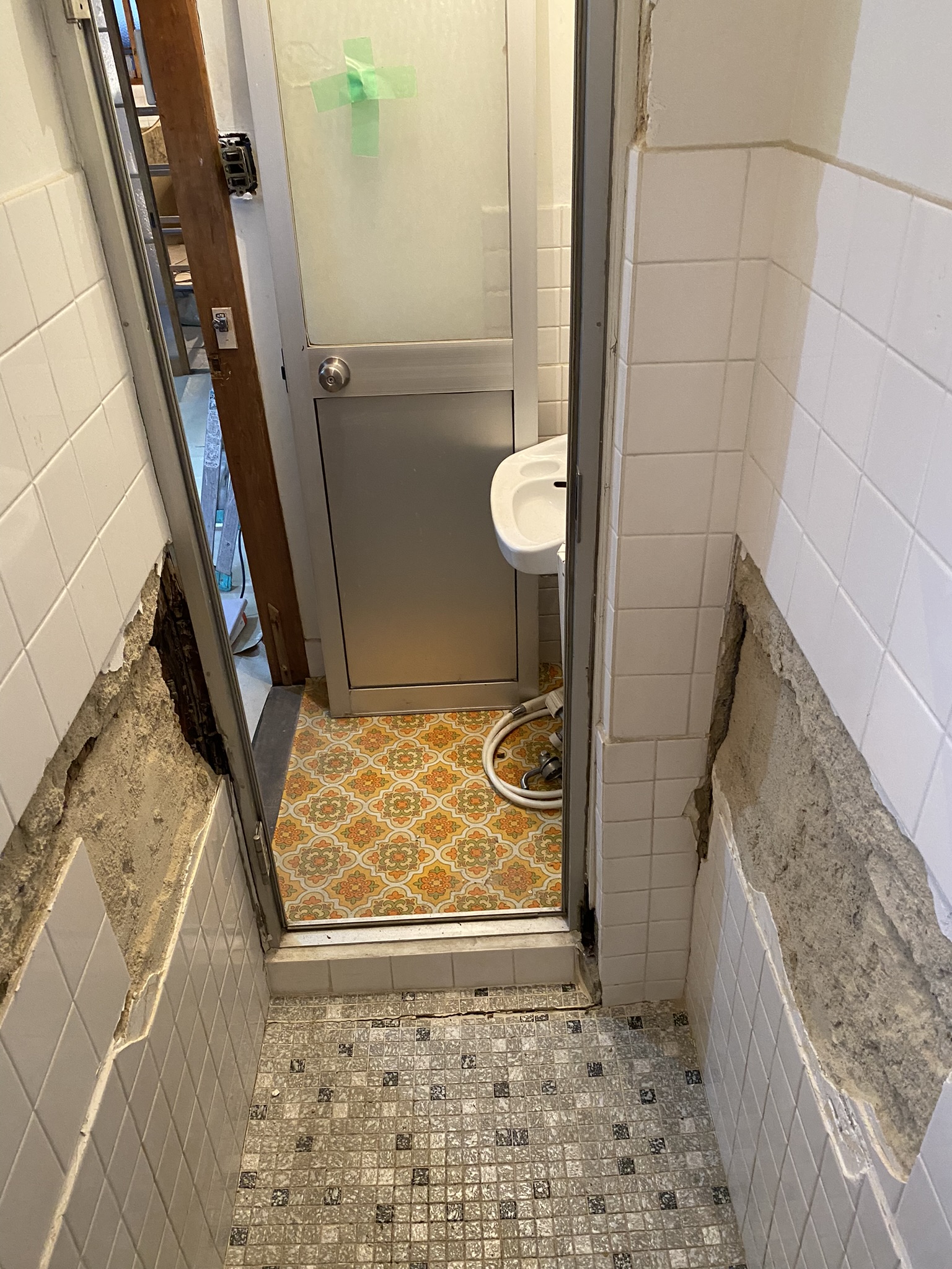 古い温泉施設のタイルん付着した茶色い汚れ施工例一覧石材メンテナンス・石材クリーニング専門 株式会社 ケイ・アンド・エス