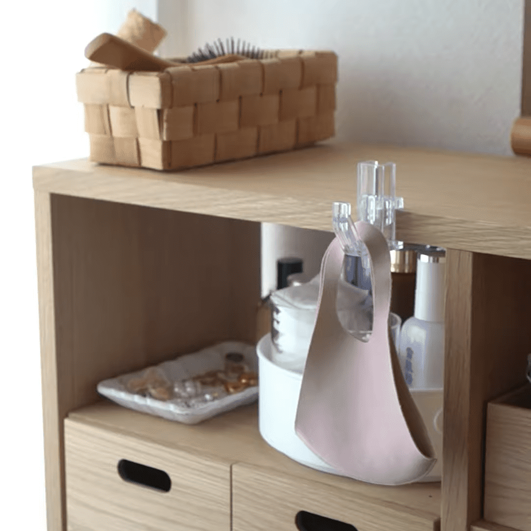 帽子や消臭スプレーの収納に大活躍！ 引っかけるだけで使えるセリア「ステンレス小物掛けホルダー」GetNavi web ゲットナビ