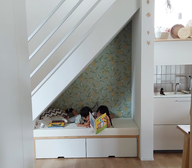 約2畳の小上がりは、子どもがおもちゃを広げて遊べる場所。階段下のヌックはおもちゃを片付ける定位置になっている。子どもが大きくなったら書斎に使