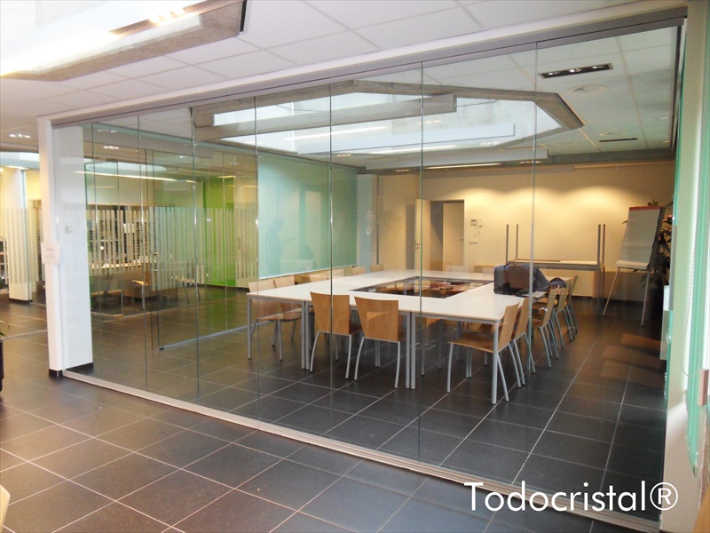 シームレスでクリアな空間を演出するオフィス間仕切『クレアパート ガラス引き戸』新発売ニュースルームITOKI 企業情報サイト