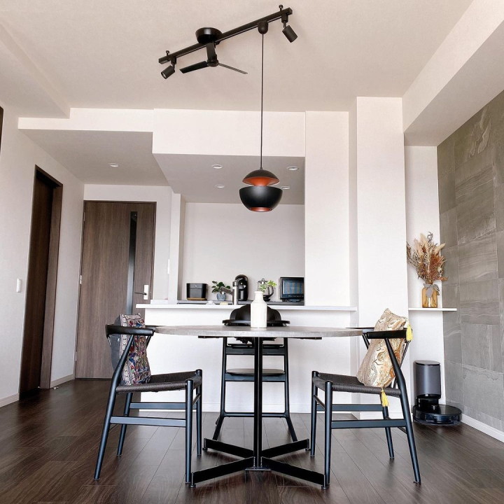 カリモク60で作る重すぎないダークトーンのお部屋 – お客様のお部屋紹介vanilla