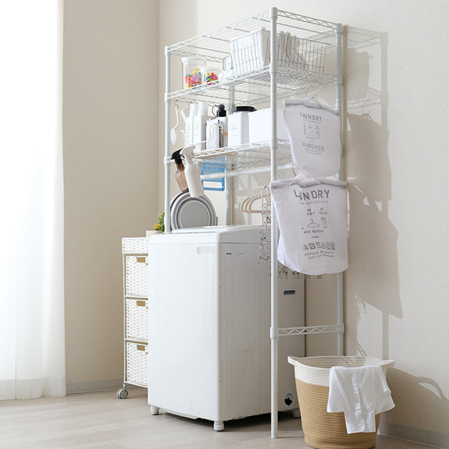 洗濯・脱衣室𓂃◌𓈒𓐍 洗濯機の横と上に造作で可動棚を作ってもらいました。 家族分の下着やタオル・子供のパジャマ等を収納しています。洗濯機周り脱衣所脱衣所収納造作可動棚ドラム式洗濯機PanasonicNAVX800BL洗面台LIXILLIXILMV900ドール