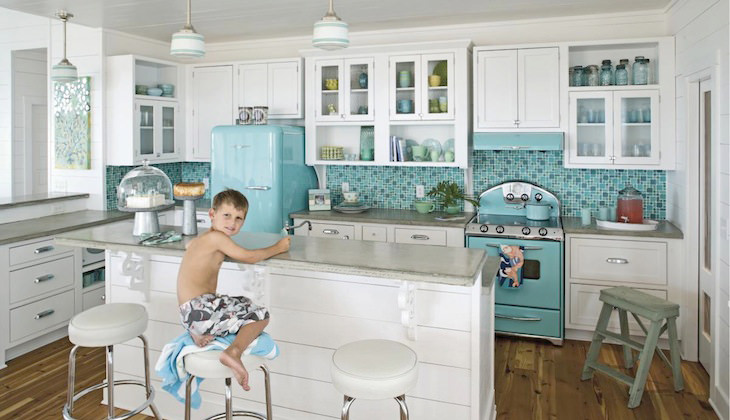 白青のリビングルームのインテリアソファ、壁、ランです。Premium写真