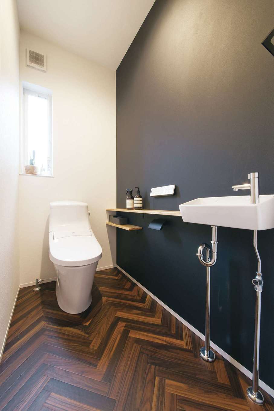 インスタグラムで話題のヘリンボーン柄フロアシートでトイレをおしゃれ空間に☆