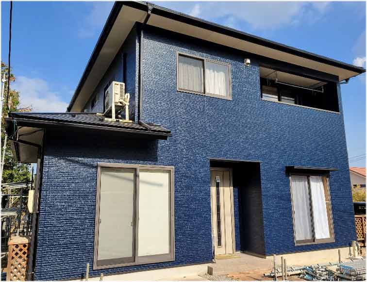 外壁の色ならおしゃれなネイビーで 後悔しない選び方とグレーやホワイトとのツートン事例を紹介