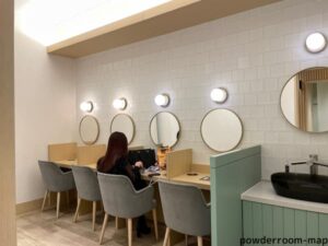 ▽バスパウダールーム ゴージャスにエレガントに着飾ったホテルのようなバス&パウダールーム です。 アクセントをゴールドで統一して、華やかに。様々な要素を融合させる事で、他にない雰囲気を作り出します。 一つのテイストに縛られない表情豊かなスタイルを得意として