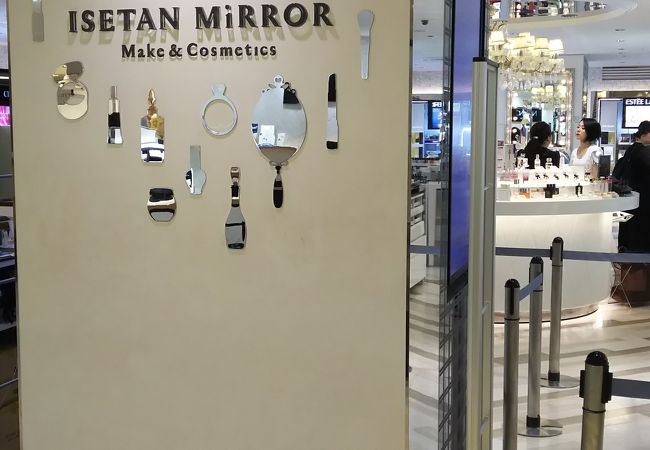 イセタン ミラー メイク&コスメティクス」史上最大面積の店舗が東京ミッドタウン日比谷にオープン。Vogue Japan