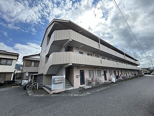 日本の東京都市景観 神田駅・西口商店街などを望む。窓ガラスに映る電車の姿も＝2月22日の写真素材 [99668713] -