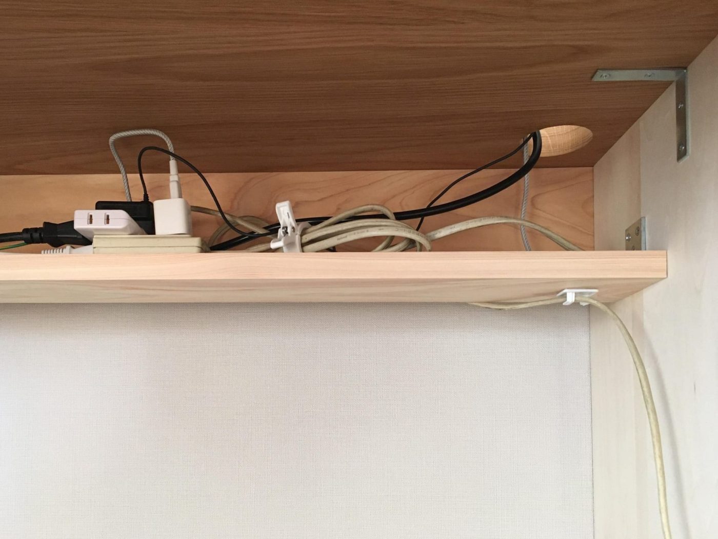 今日は賃貸で壁付けできる折りたたみテーブル @aiwa_at_home さんの投稿のご紹介です🪛 壁に折りたたみテーブルを取り付けたいけど賃貸ぢからという方には @aiwa_at_home のスタンドバーがおすすめ‼️ 石膏ボードに取り付けてもカンタンに現状回復できるし、強度も