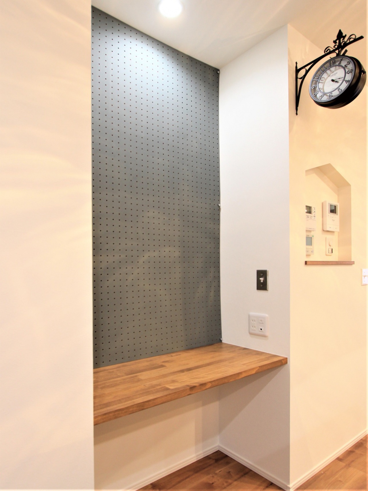 玄関収納は有孔ボードで引っかける - 家と暮らしと