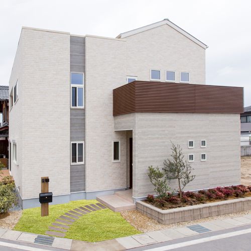 和モダンの外観をグレー・木目にしたおしゃれな事例後悔しない外壁デザインと色選びのポイント –IK-HOME アイケイホーム 鹿嶋市鹿行にちょうどいいZEHENE＊0ROKKO STYLEならアイケイホーム