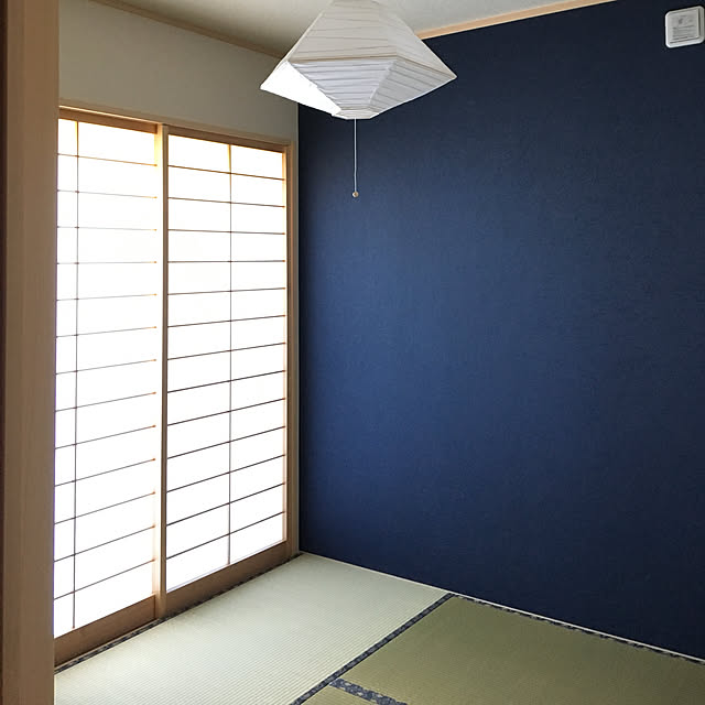 ネイビーのアクセントクロスが効いたリビング じっくり こっくり 味わい深く- リビングダイニング事例SUVACO スバコ