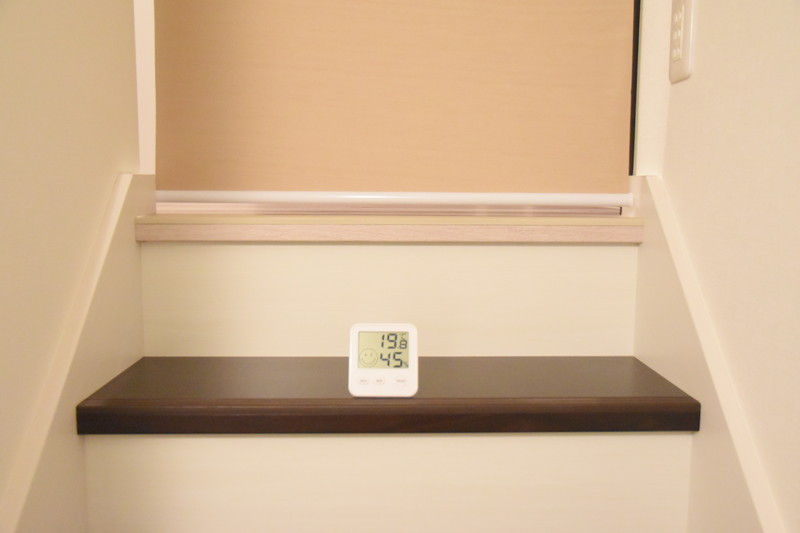 町田市 S様 リビング階段に空調効率UPの間仕切りロールスクリーンカーテンショップ森の風