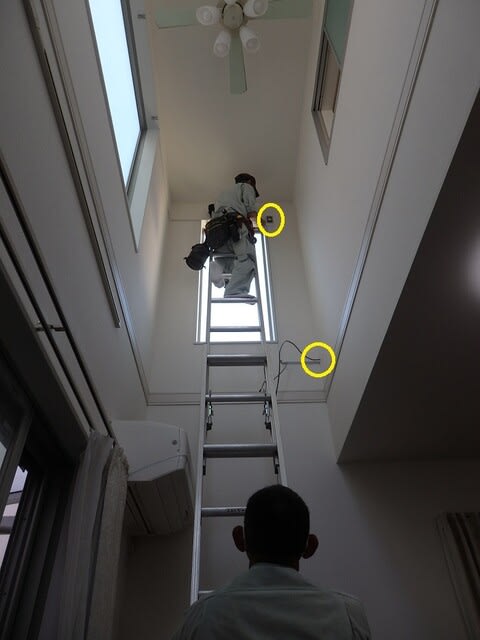 高さ約5m 吹き抜け高窓 2窓に1台ずつロールスクリーンを取り付けましたコモドポスト - くらしのマーケット