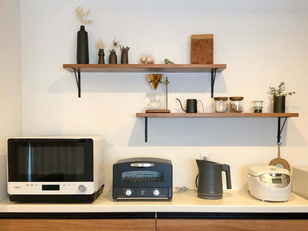 キッチンの飾り棚で見せる収納 本棚の飾り方アイデアも - 北欧、暮らしの道具店