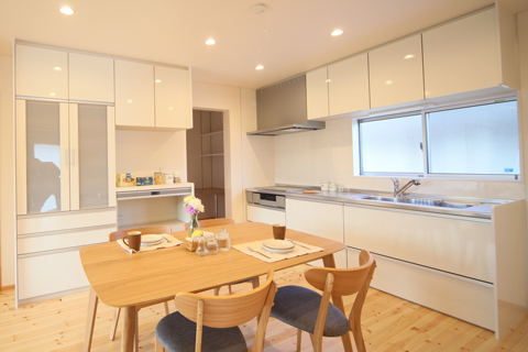 壁付けキッチン」が人気おしゃれな施工事例で見るレイアウトのコツとメリット・デメリットデザイン・性能、価格にこだわった注文住宅 千葉で家を建てるならクレアカーサ