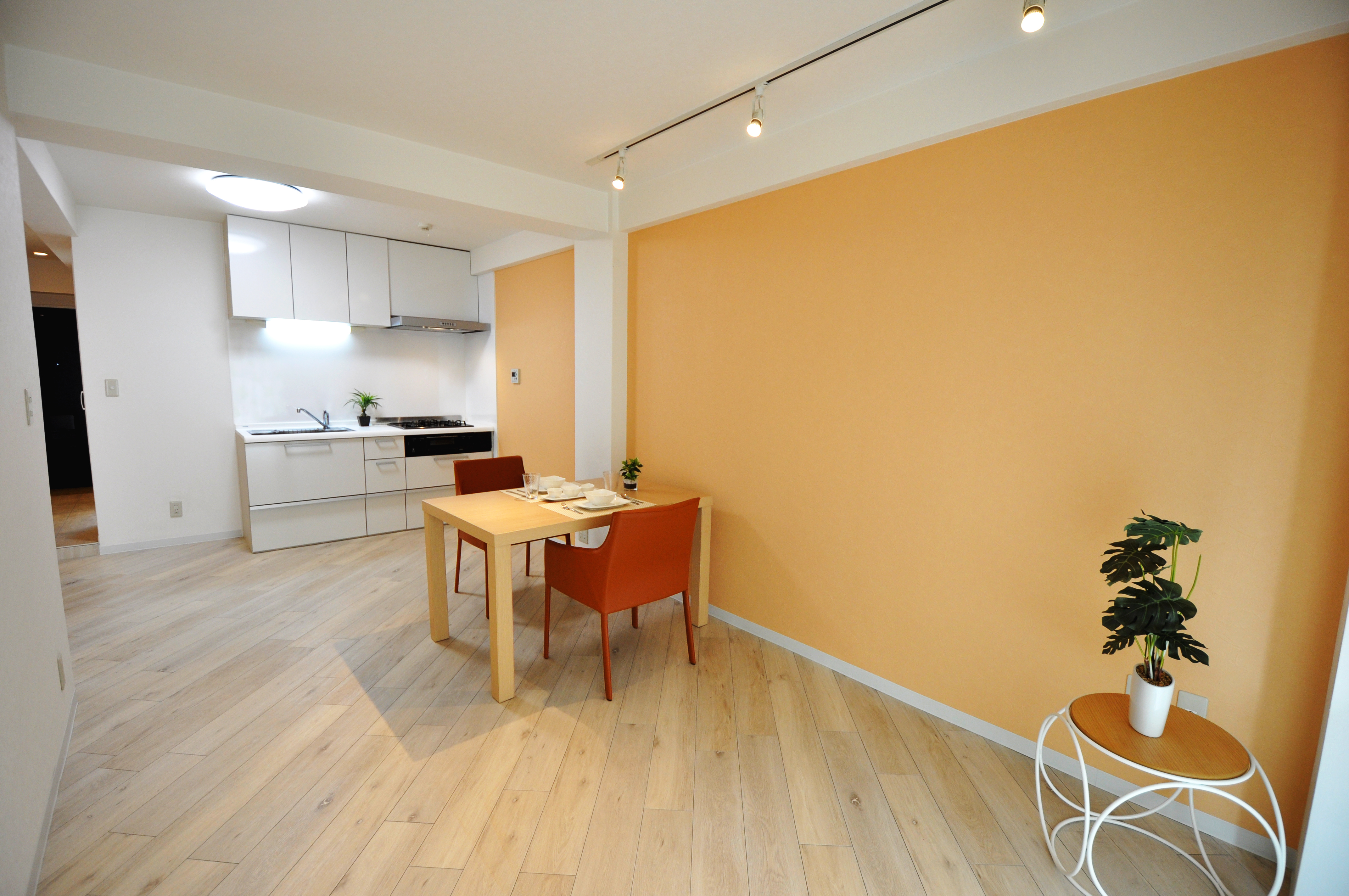 オレンジのアクセントクロスがオシャレな洗面所 パワーハウスのリフォーム 福岡市東区 工務店