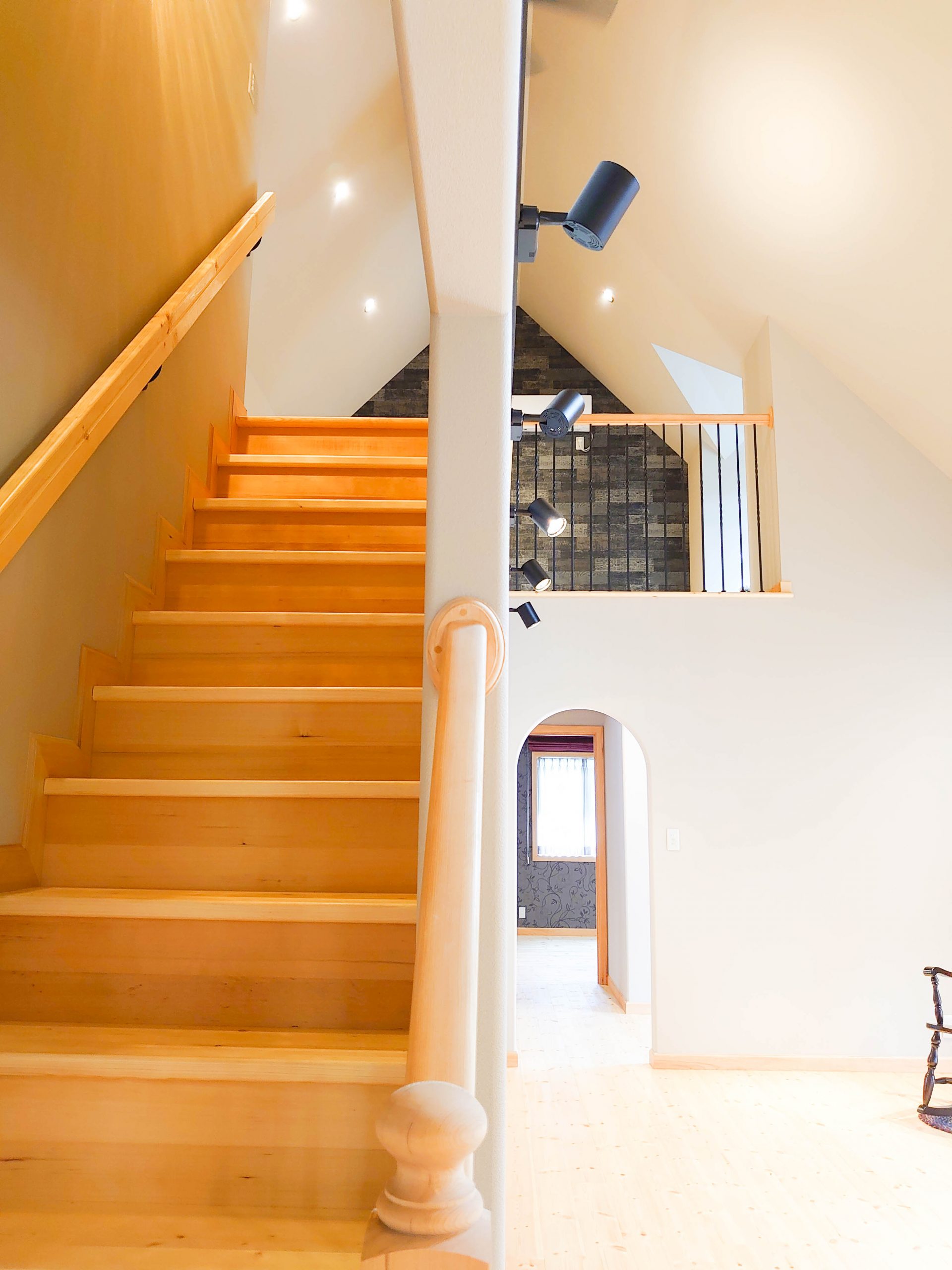 デザイン次第で、家の印象は大きく変わる！ おしゃれな階段デザイン7選重量木骨の家