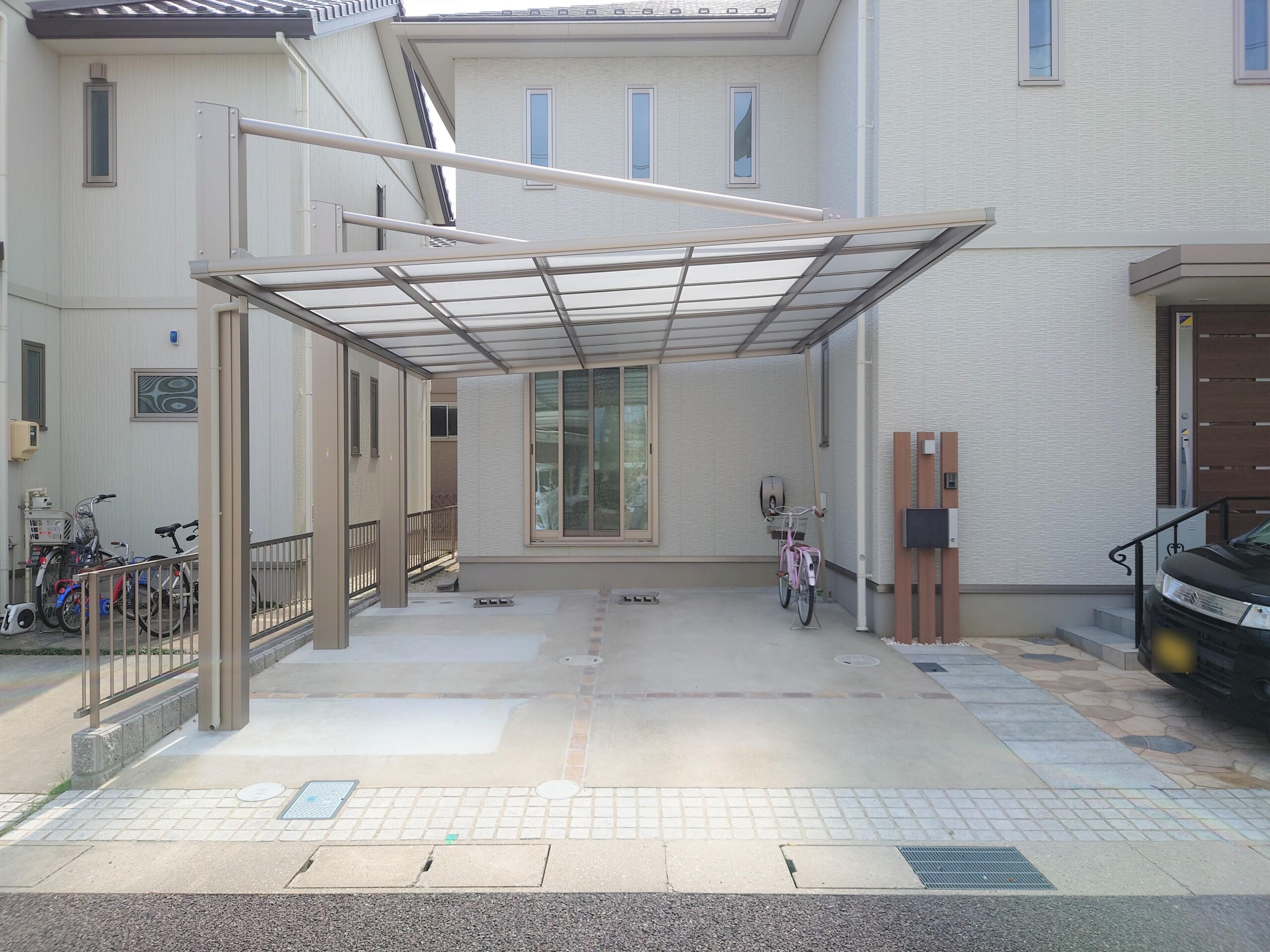 横から入る玄関豊橋市の工務店ならハピナイス