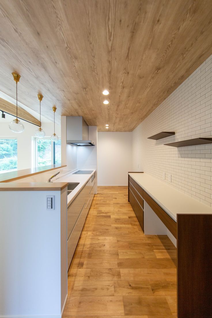 天井を木目クロスにする際の注意点と板張り天井の建築実例を紹介注文住宅ブルーハウスデザイン・性能・リゾートライフ、愛知、名古屋、豊橋、豊川、岐阜ならお任せください