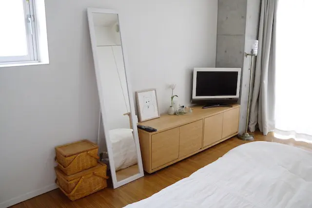 ルームツアー シンプルの極み！ミニマリストのお部屋レイアウト紹介 一人暮らし 1K7畳 約24m2 20代前半男性 - TOCOLIFE トコライフ