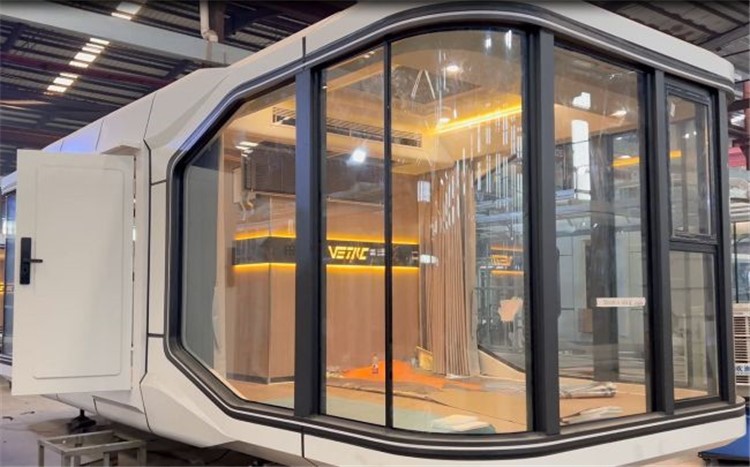 オプション紹介3 階段モバイルスペースは2階建ても可能なユニットハウスです。今回は「階段」のオプションを紹介いたします！▽MS1のオプション一覧はこちらhttp:www.sankyofrontier.com unithouse product ms1 option中でも、L字型の室内階段は、吹き抜けの