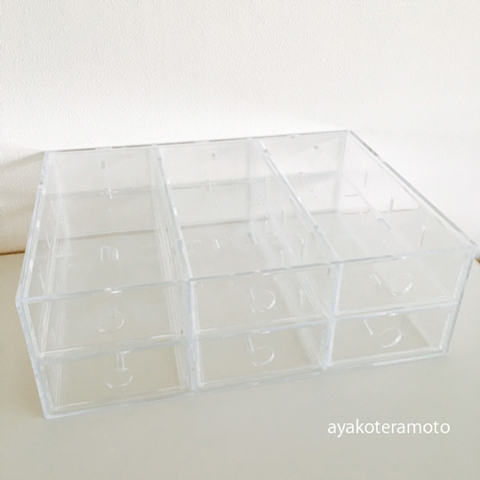 鏡裏収納が「セリア」「無印良品」の透明ケースで見違える！皮膚薬などの在庫管理にもおすすめ - 片づけ収納ドットコム