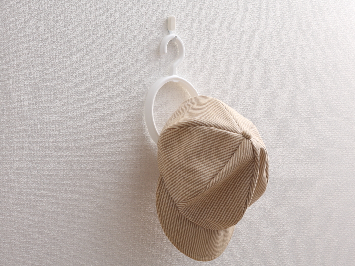 浮かせる収納ですっきり☆100均のフックを使った玄関まわりの収納アイデア2024年10月28日- エキサイトニュース