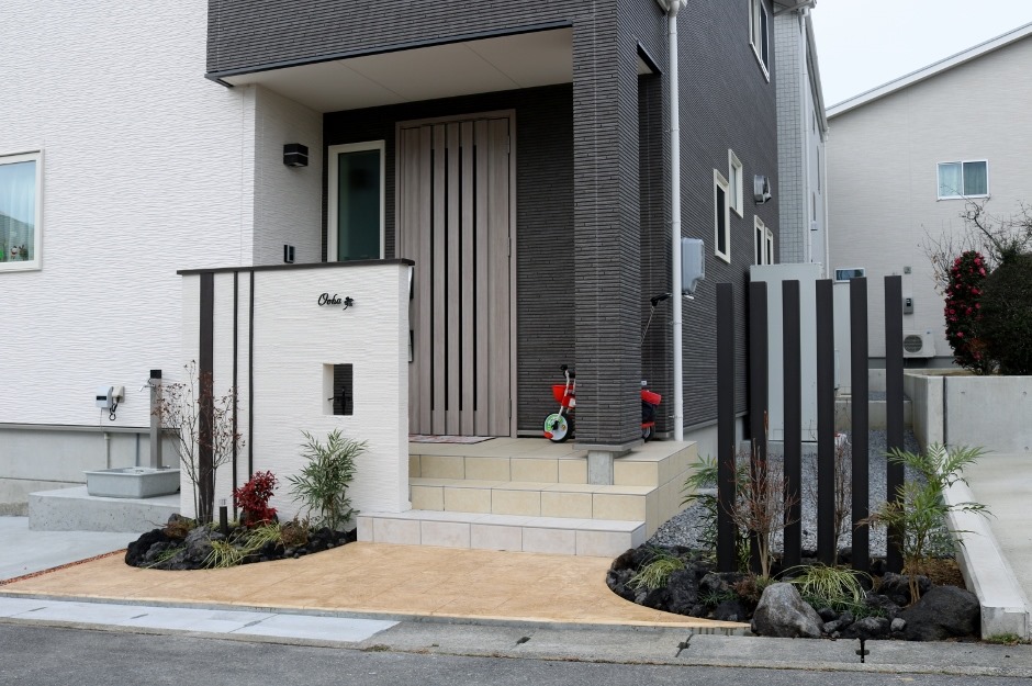 玄関アプローチのライトアップで 住まいの印象はガラッと変わる！ スタイル別、ライトアップのコツリクシルのエクステリア「エクシオール」で100のいいコト+PLUS