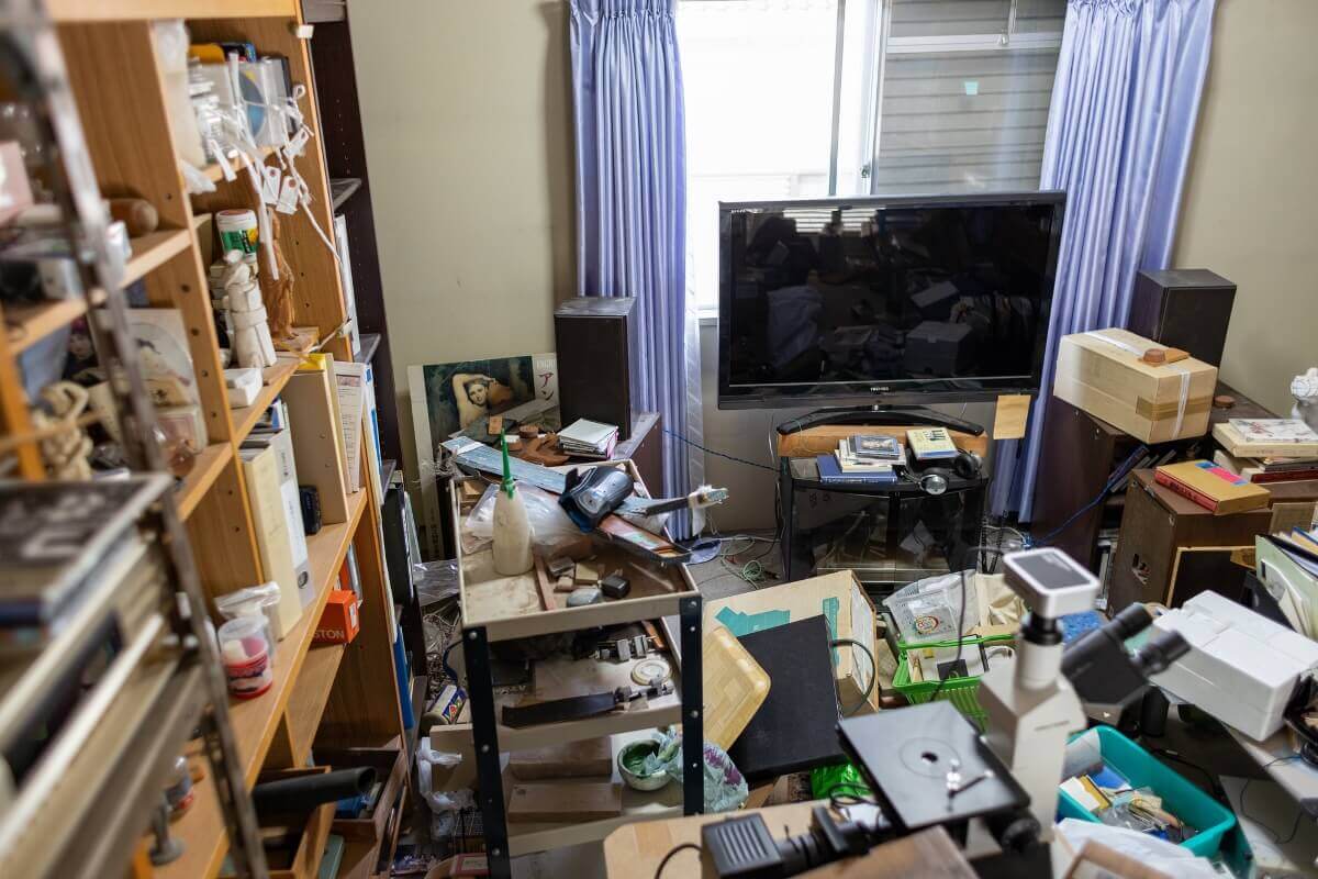 一人暮らしの独身男性は、孤独のうつ病の状態でベッドの上に座っている – 汚くて汚い寝室と汚れと燃えていないタバコやゴミと様々なオブジェクトの完全なベッド」の動画素材 ロイヤリティフリー 1096520427Shutterstock