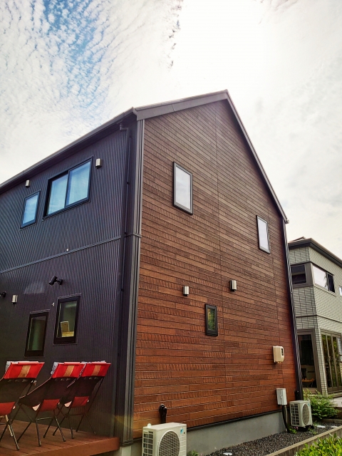 木目調の外壁材と金属サイディングの組み合わせについて屋根修理なら テイガク