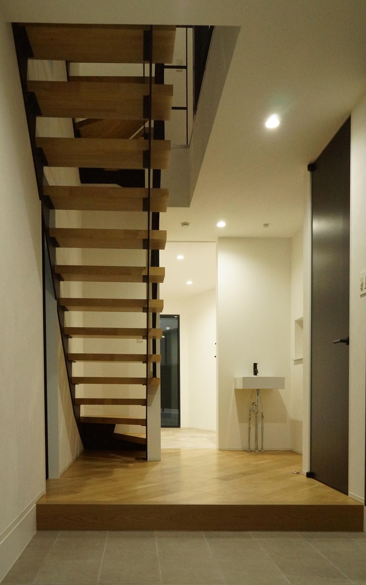 スリットの入った腰壁を採用した階段-fevecasa フェブカーサ