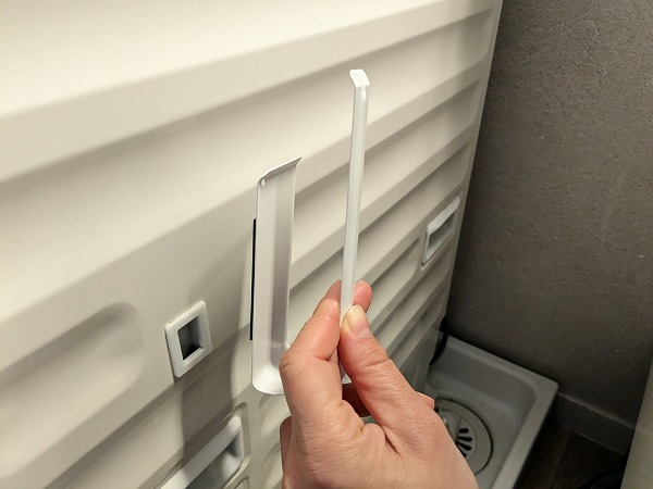 今朝から反響がすごい、ダイソーで作るハンガーラック✨ ✔️子ども服の収納✔️横45cm、奥行25cmのコンパクトサイズなので兄弟で横並びにしてもスマート ✔️延長用ポールを使えば高さも出せるから、大人の服もかけられる✔️小物を引っ掛けてカスタマイズ無限 これな