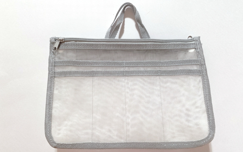 ダイソー ボトルが倒れない！バッグインバッグ ・ メッシュ素材で中身が見やすくとても軽いのが 特徴！daisoダイソーダイソー新商品ダイソー購入品ダイソー購入品紹介ダイソーおすすめ商品ダイソーパトロール100均100均新商品100均グッズ100均おすすめ商品