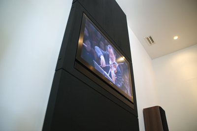 43インチ 壁面埋め込みモニターで「空間すっきり・情報映える」デジタルサイネージ設置術ヤマトサイネージ