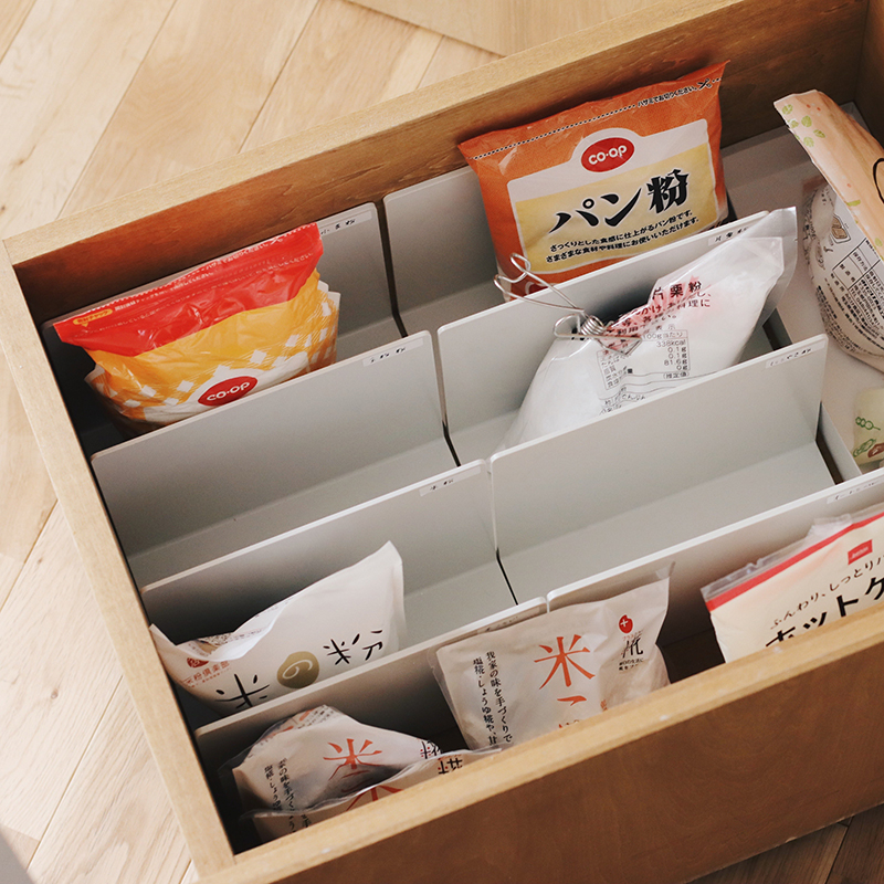 食器は縦置き、食品はケースで分類。キッチン収納テクニックで家事を時短 shioさんHOUSTO おウチの収納.com