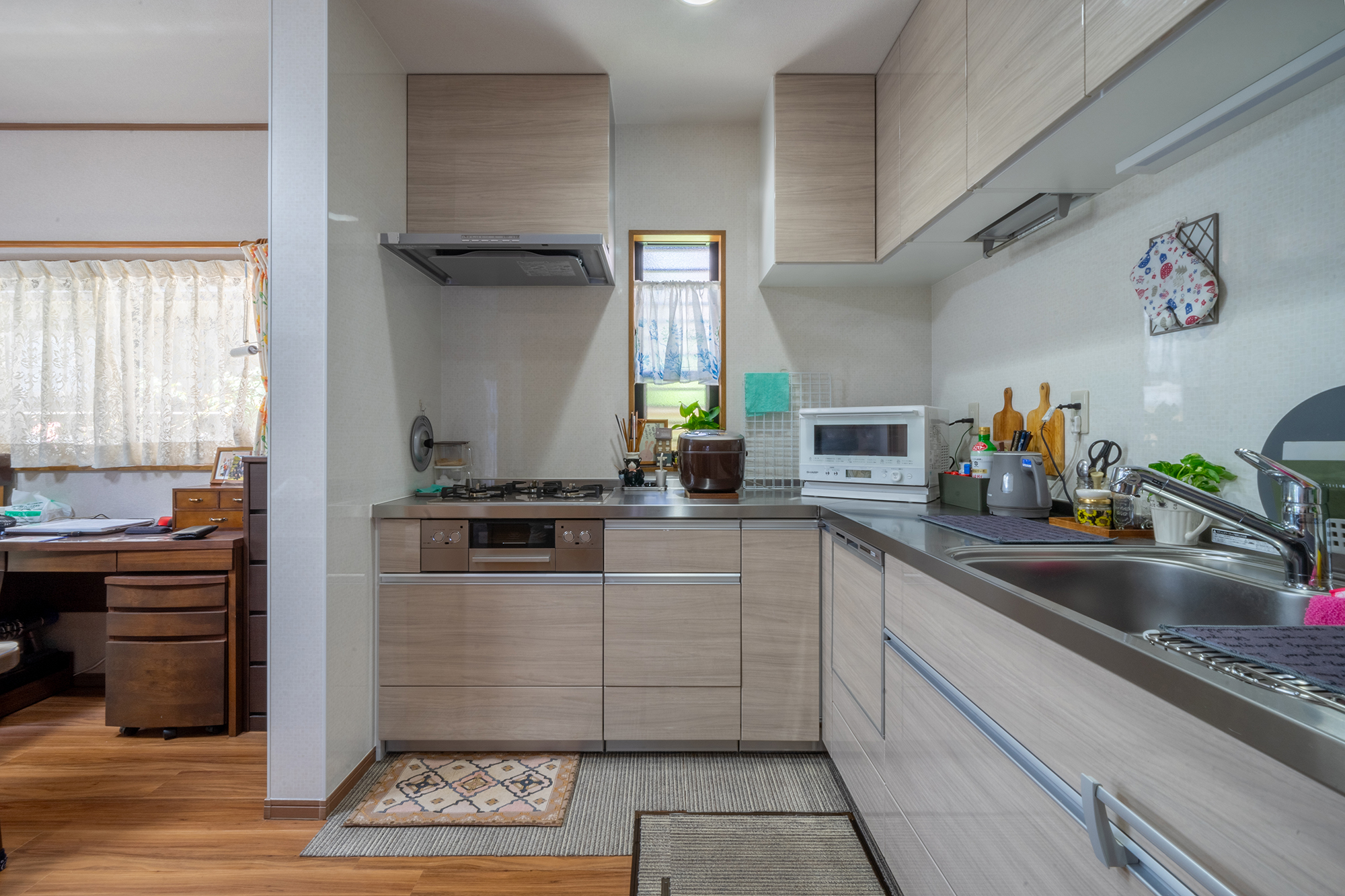 壁付けキッチンで自由なレイアウトが叶う 実例 10～12畳のLDを叶える便利でおしゃれなキッチン空間の作り方不二建設