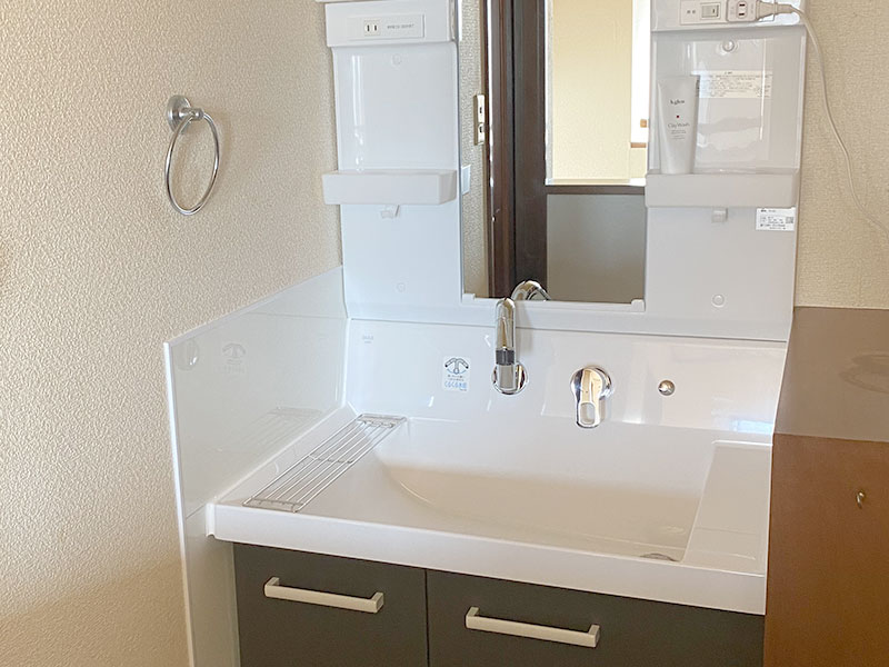 防水パネルやタイルで洗面台周りの水はね防止おしゃれ洗面台、シャワーユニットならお任せください。MKクリエーションのスタッフブログ