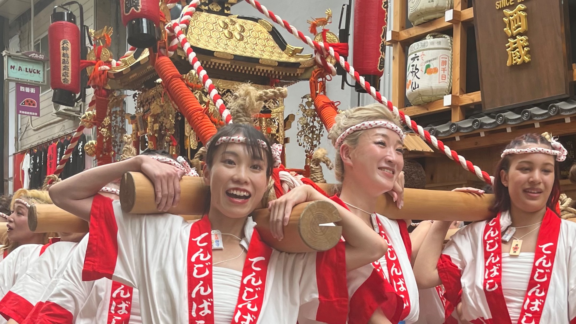 大阪・天神祭前にギャルみこし／華やかに「わっしょい！」 | 「ギャルみこし」を担ぎ、威勢良く商店街を練り歩く女性たち＝２３日午前、大阪市北区 | 