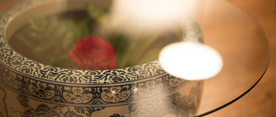 火鉢の上にガラスを置いた実例21選！火鉢をおしゃれにリメイクしてテーブルにする方法 – KG Pressガラス情報発信メディア