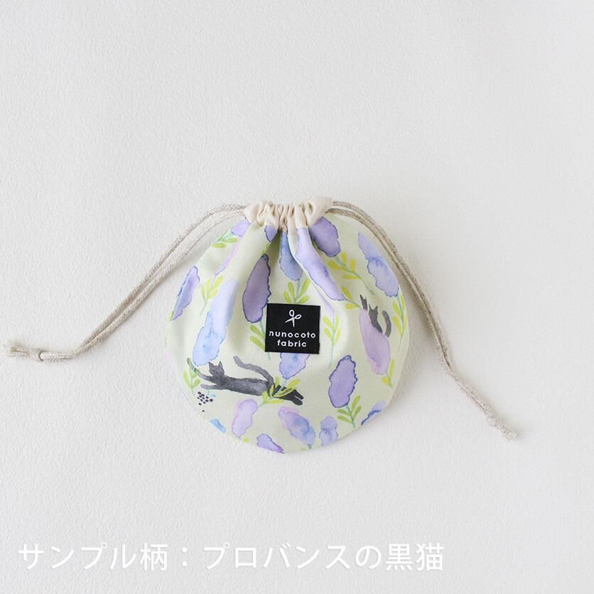 今年の夏のために、『浴衣用巾着』作ってみませんか？ 生地 @nunocotofabric 『手毬』ネイビーブルーxホワイトD56_5536 巾着にあいそうな他のデザインもあるよ〜🎶↓↓↓ 『たんぽぽ』 『ゆるドット』 『夜の路地裏』 『land&rainbow』 巾着の作り方は