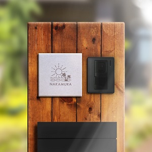 表札 戸建 一戸建て 門柱 対応 エーデル 黒アルミ板+アクリルガラス色 NEDE-Y-22 ローマ字：フーツラ体 約110x110x16mm約160g 機能門柱用サイズ : 便利工房なかやま - 通販 - Yahoo!ショッピング