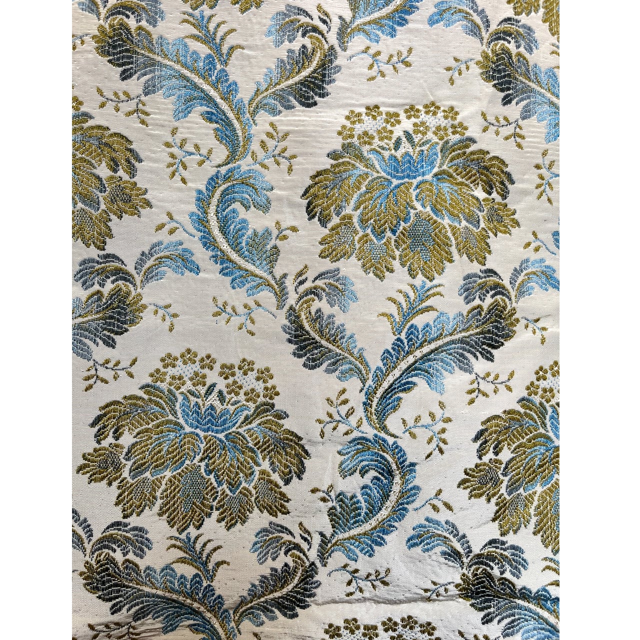 リバティ バタフライヴァインオータムリーフ柄の生地 30×30cmの通販 by あるこ's shopラクマ